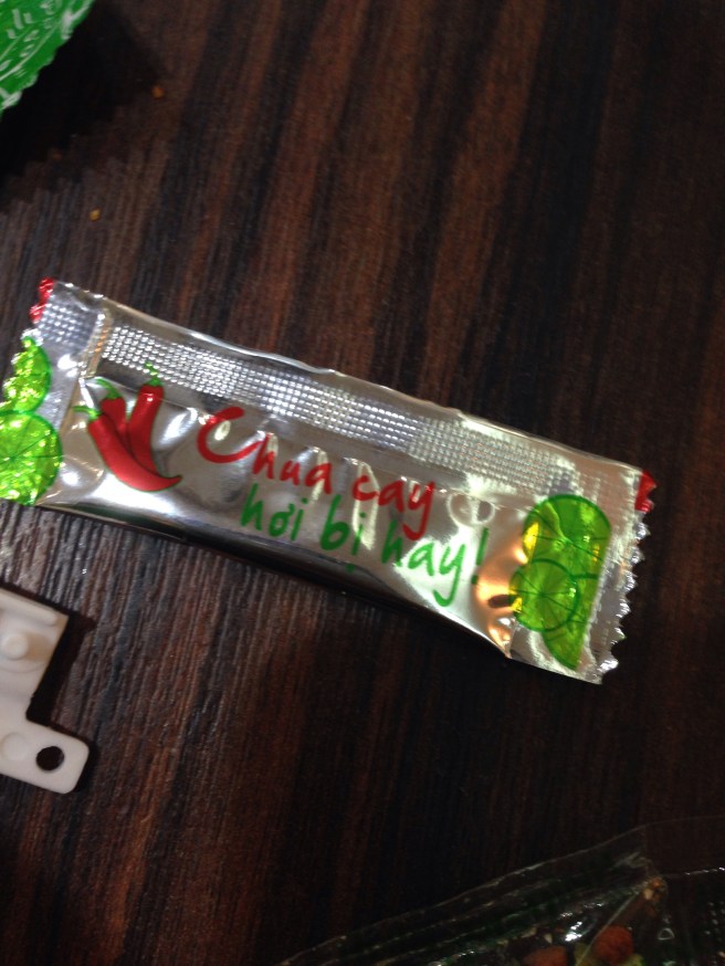 gói sốt của mỳ chua cay Modem, sử dụng lời giải thích "chua cay hơi bị hay" tạo ra trải nghiệm thích thú và mang lại sự khác biệt với những gói gia vị nhàm chán của những sản phẩm cùng loại